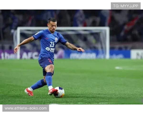 足球球星一对一过人技巧解析 提升突破能力的关键方法与训练建议 足球球星一对一过人技巧解析 提升突破能力的关键方法与训练建议