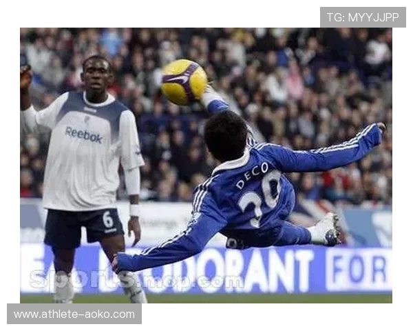 足球球星倒钩进球技巧解析 探秘背后动作与难度挑战 足球球星倒钩进球技巧解析 探秘背后动作与难度挑战